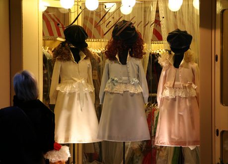 Витрина модного магазина.