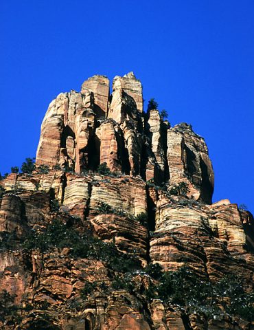 Разрушающаяся под действием времени скала. Вдоль главной дороги через парк.