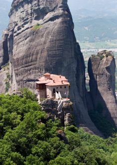 Монастырь Руссану или святой Варвары уютно примостился у скалы. Метеоры.