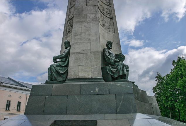 Памятник 850-летию Владимира. Трехгранная стела со скульптурами.