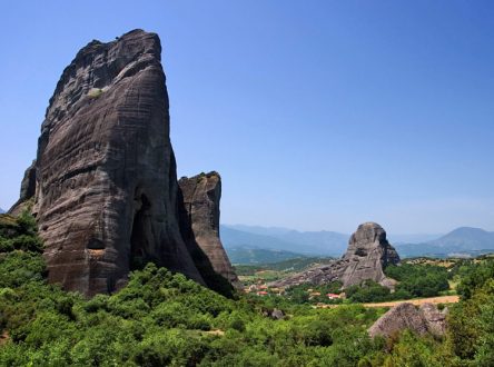 Скалы-клыки в Фессалийской долине.