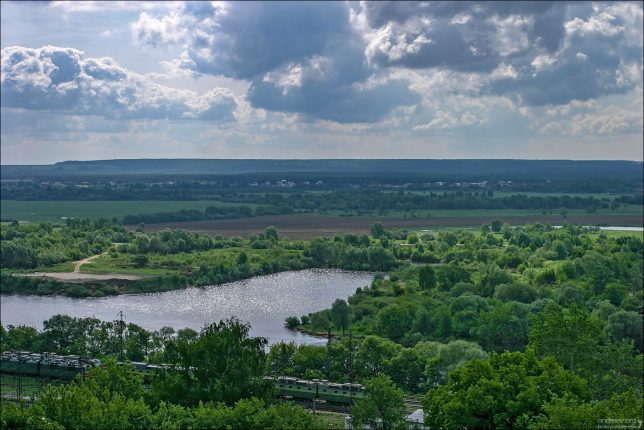 Река Клязьма и железная дорога внизу.