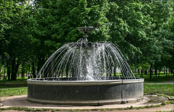 Фонтан-чаша в городском сквере. Владимир.