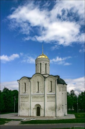 Дмитриевский собор (12-й век), украшенный необычной резьбой по камню. Владимир.