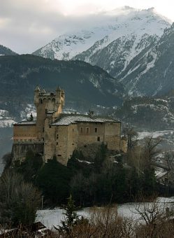 Средневековый замок Saint Pierre на фоне снежных гор. Итальянские Альпы, долина Аоста.