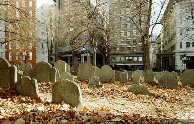 Old granary burying ground. Первые захоронения на кладбище датированы 1660-м годом. Здесь похоронены многие известные люди; в их числе Paul Revere и Samuel Adams.