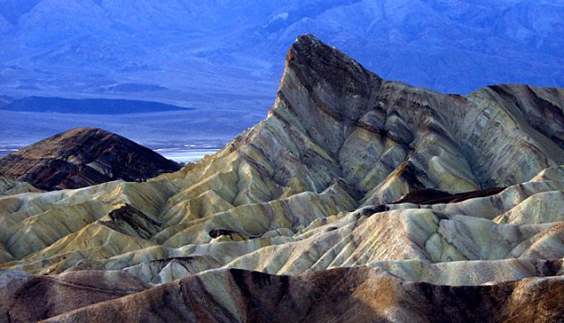 Zabriskie point. Каменный выступ Manly beacon - "путеводная звезда".