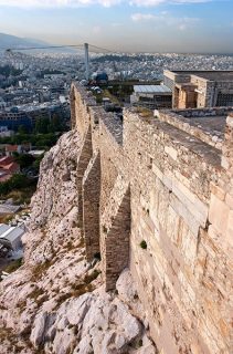 Крутые склоны Акрополя.