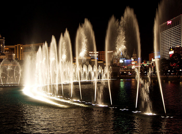 Водные па. Вечернее шоу фонтанов перед отелем "Bellagio".