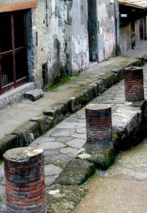 Останки колонн вдоль одной из улиц Геркуланума.