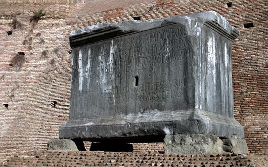 Гробница перед входом в Курию. Римский Форум.