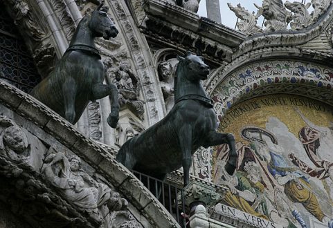 Кони Святого Марка над центральным входом в базилику San Marco.