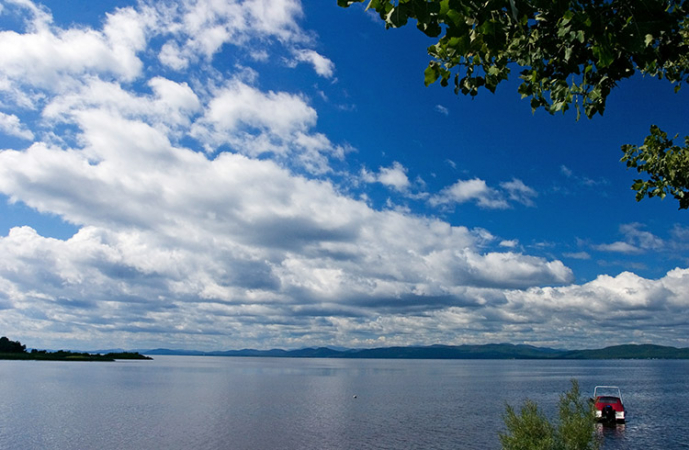 Озеро Шамплейн. Впереди - штат Нью-Йорк.