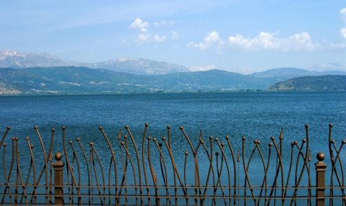Озеро Pamvotis и фигурная ограда набережной в Яннине (Ioannina).