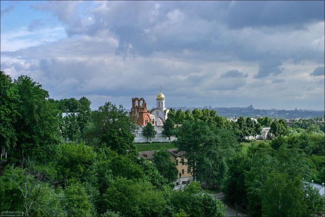 Вид с обзорной площадки за Успенским собором. Владимир.
