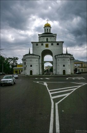 Золотые ворота в центре Владимира (12-й век).