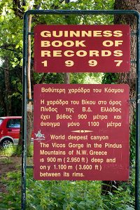 Надпись на краю каньона Vikos George, о занесении его в книгу рекордов Гиннесса. Vikos-Aoos National Park.