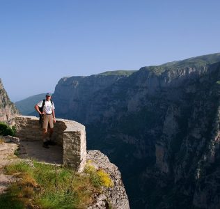 Обзорная площадка Oxia lookout на краю каньона Викос. Vikos-Aoos National Park.