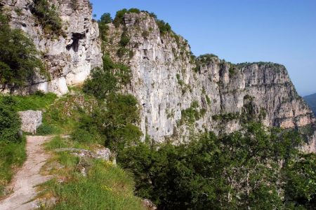 Тропа на краю каньона Викос. Vikos-Aoos National Park.