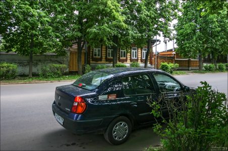 Рено на улице Ленина в центре Суздаля.