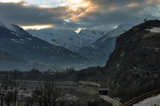 Тоннель через горы.