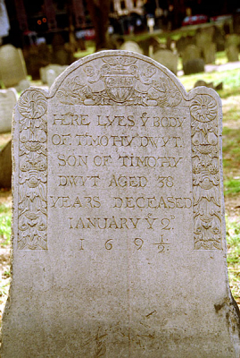 Одна из старейших могил на кладбище. Old granary burying ground.