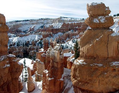 Вид с тропы "Навахо", проходящей по гребню каньона.