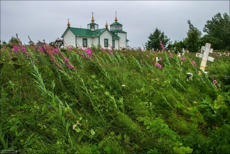 Кладбище перед церковью в деревне Нинильчик.