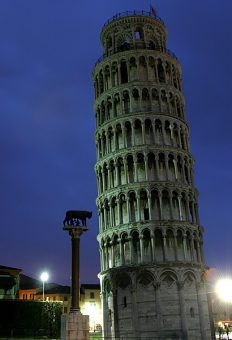 Пизанская Башня и статуя Капитолийской волчицы. Пиза.