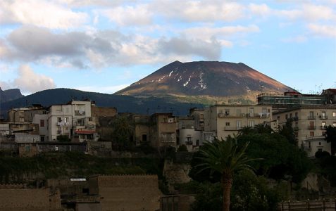 Современный Геркуланум на фоне Везувия.