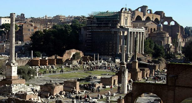 Римский Форум и Ростральная колонна.