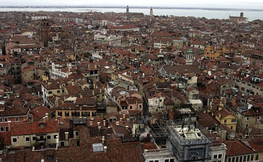 Крыши Венеции. Внизу справа видна башня Torre dell' Orologio, с двумя фигурками (Moors), ударяющими в колокол.