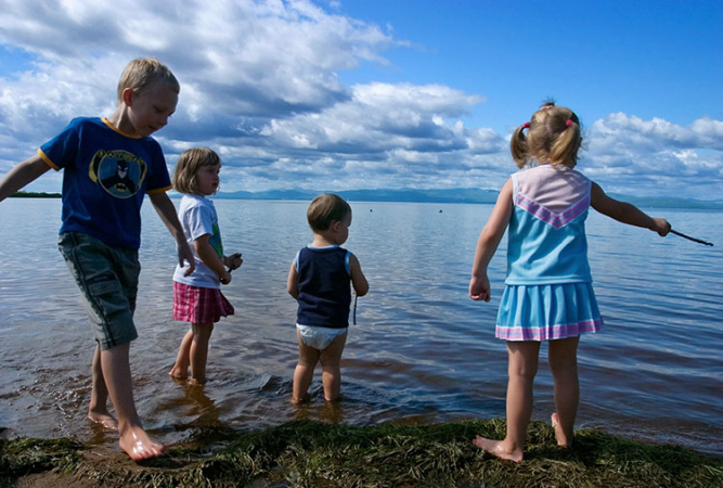 Дети на берегу Шамплейна. Костя, Даша, Кирилл, Настя.
