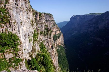 Отвесные стены каньона Викос.