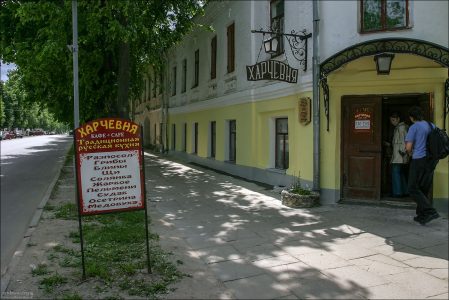 Вход в кафе "Харчевня" в центре Суздаля.