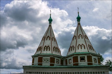 Двухшатровые Святые ворота Ризоположенского монастыря. Суздаль.