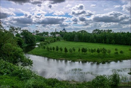 Река Каменка и Собор Рождества Богородицы на горизонте. Суздаль.