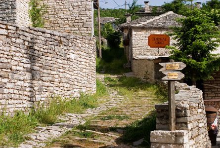 Деревушка Монодендри и указатели к каньону Викос.