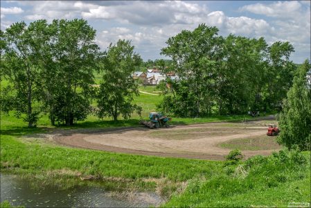 Тренировочный полигон по езде на комбайнах и тракторах. Суздаль.