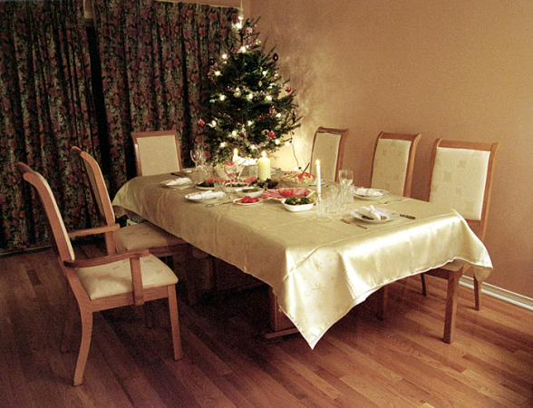 Новогодний стол в гостеприимном доме Лены и Сергея. Оттава.
