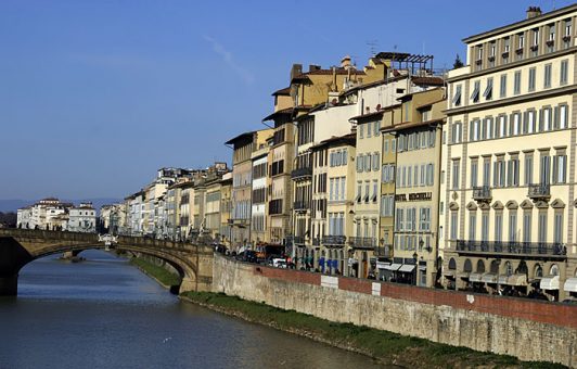 Набережная вдоль реки Arno. Флоренция.