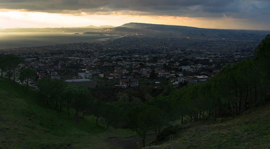 Вид со склона Везувия на Неаполь и Неаполитанский залив.