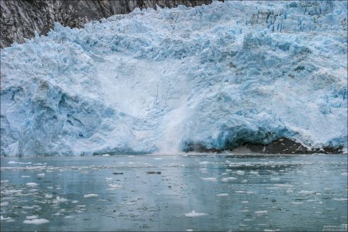 Небольшой ледниковый обвал.