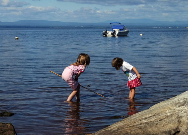 Девочки в поисках подводных сокровищ. Озеро Шамплейн.