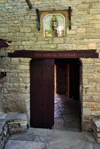 Ворота в монастырь Святой Прасковьи (Moni Agias Paraskevis). Vikos-Aoos National Park.