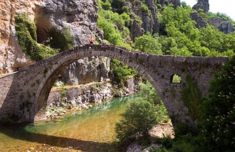 Сланцевый мост Kokorou недалеко от поселения Kipi. Наверху - оранжевая фигурка для масштаба. Vikos-Aoos National Park.