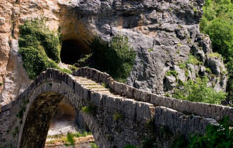 Старый мост Kokorou из сланца около Kipi.