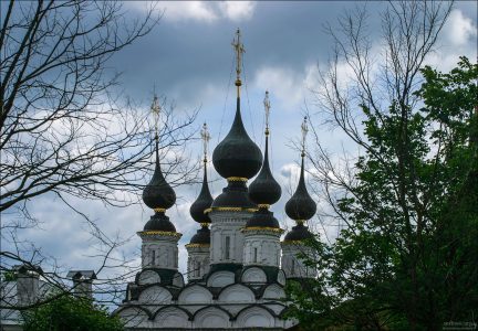 Очень красивая Лазоревская церковь (17-й век) с пятью изящными куполами. Суздаль.