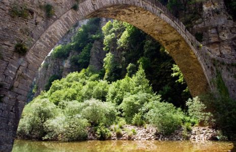 Под сланцевым мостом Kokorou. Недалеко от Kipi.