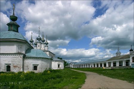 Торговые ряды (Гостиный Двор, 19-й век) и Входо - Иерусалимская церковь. Суздаль.